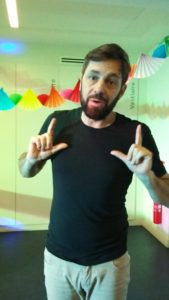Je Signe Avec Bebe Un Spectacle De Remi Guichard Aux Mape Avvej